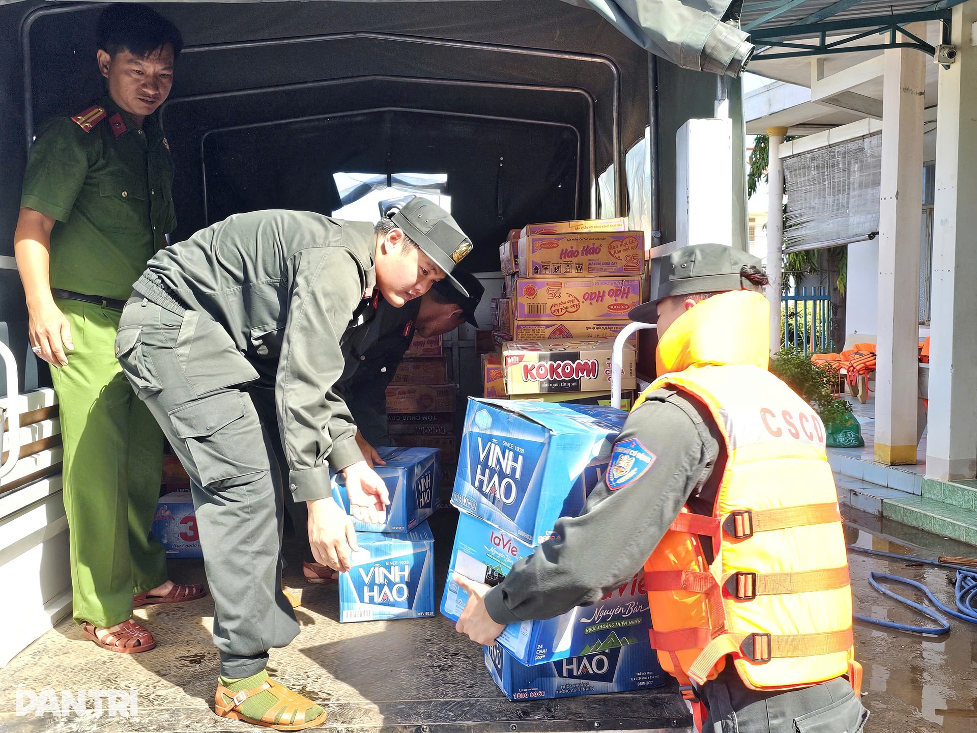 Chạy lũ về thấy nhà cửa tan hoang, tôi như muốn xỉu - 2