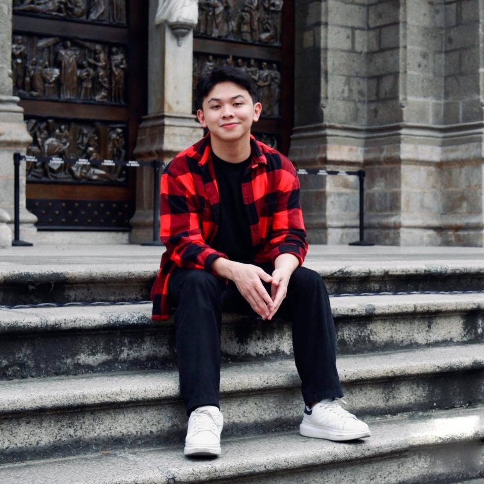 Chàng trai gây sốt khi từ cậu bé lang thang trở thành thủ khoa đại học - 1