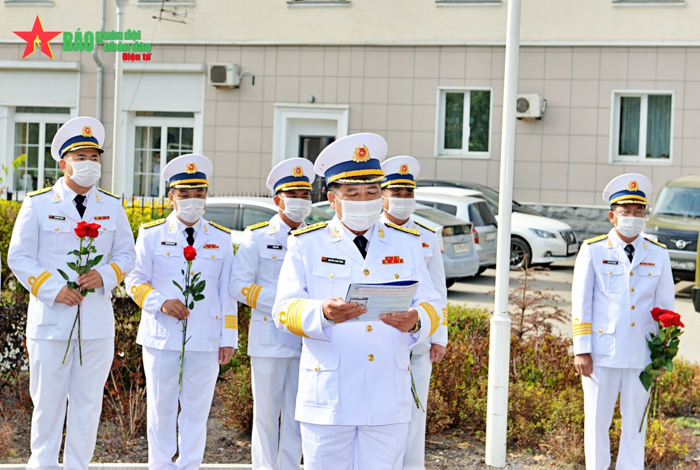 Đội tuyển Hải quân dâng hoa tượng đài Bác Hồ ở Vladivostok - 1 Đội tuyển Hải quân dâng hoa tượng đài Bác Hồ ở Vladivostok - 1