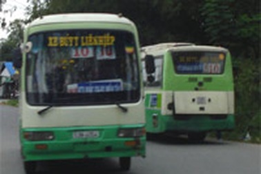 Tạm ngưng quảng cáo trên xe buýt vì… “khó quản”