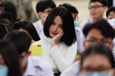 "Tăng học phí lúc này là phản cảm!"