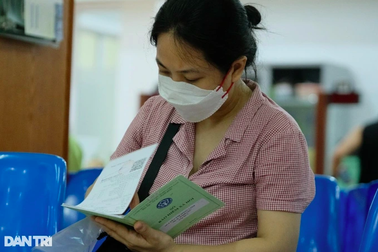 Công nhân cầm cố sổ bảo hiểm xã hội, sao ngăn việc mua bán "lúa non"?