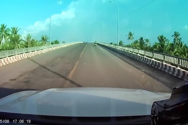 Xe tải phóng nhanh, vượt ẩu trên cầu hẹp