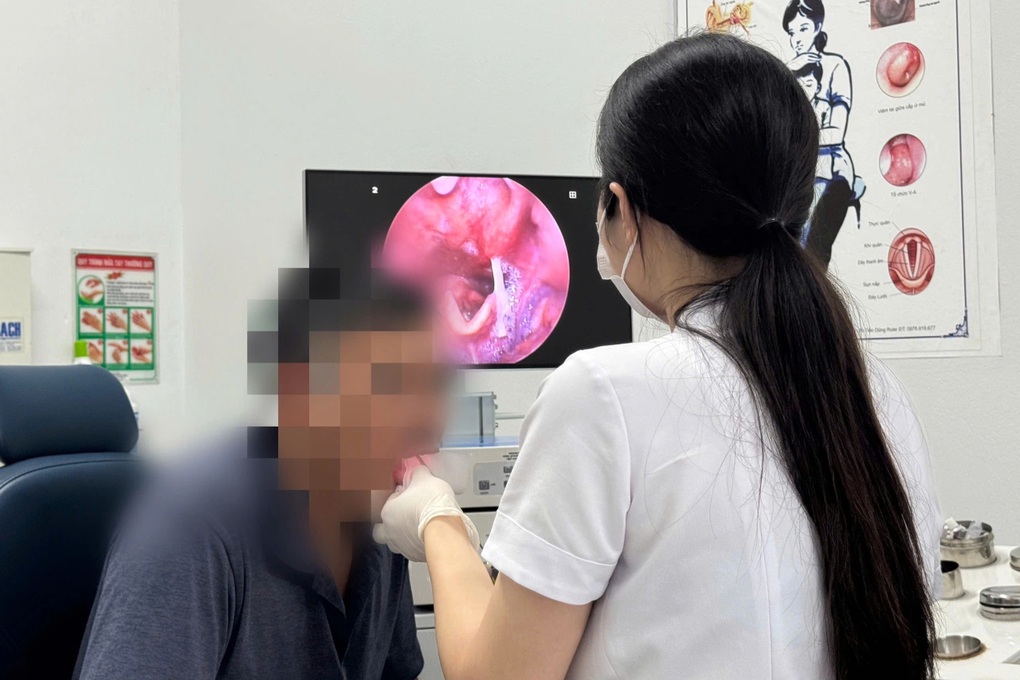 Dùng điện thoại khi ăn, người đàn ông nhập viện vì hóc xương phức tạp - 1 Dùng điện thoại khi ăn, người đàn ông nhập viện vì hóc xương phức tạp - 1