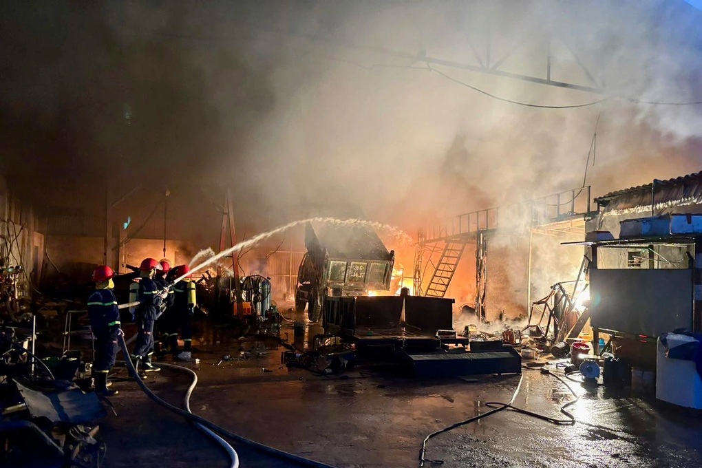 Cháy gara ô tô ở Phú Thọ - 1