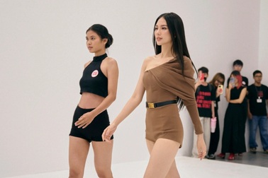 Bùi Quỳnh Hoa thị phạm catwalk, ngôn ngữ hình thể cho thí sinh