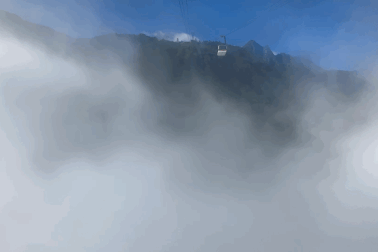 Người dân thích thú đổ về Sa Pa "săn mây"