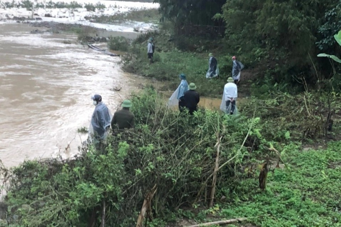 Huy động hơn 100 người tìm kiếm người đàn ông bị lũ cuốn trôi - 2 Huy động hơn 100 người tìm kiếm người đàn ông bị lũ cuốn trôi - 2