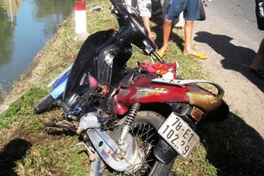 Xe bỗng dưng bốc cháy, chủ xe bỏ chạy