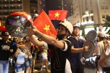 Muôn kiểu ăn mừng trước chiến thắng của đội tuyển Việt Nam