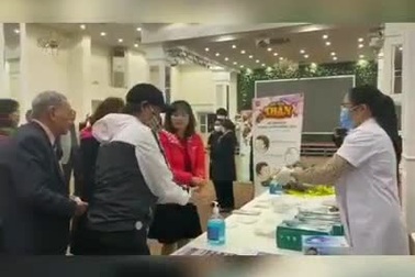 Khán giả phải đo thân nhiệt, rửa tay khử trùng trước khi vào xem kịch.