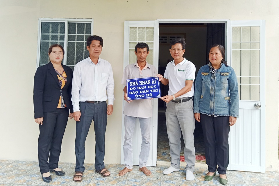 Trao tặng Ngôi nhà nhân ái do bạn đọc Dân trí chung tay xây dựng - 1 Trao tặng Ngôi nhà nhân ái do bạn đọc Dân trí chung tay xây dựng - 1