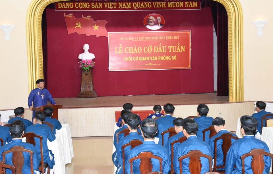 Thích thú hình ảnh cán bộ Sở vận áo dài khăn đóng xưa đi làm ngày đầu tuần - 1 Thích thú hình ảnh cán bộ Sở vận áo dài khăn đóng xưa đi làm ngày đầu tuần - 1