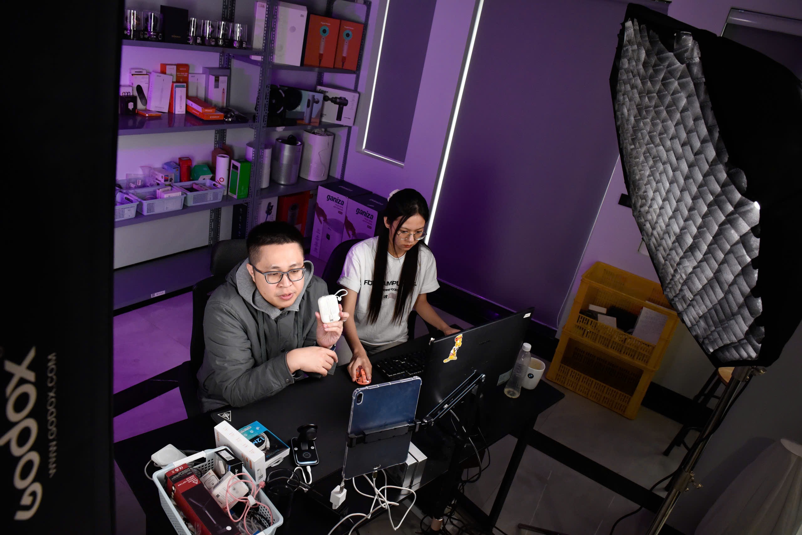 Kiếm tiền 4.0: Săn hàng "lỗ", 9X livestream chốt đơn nửa tỷ đồng