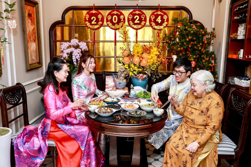 MC Hải Anh quây quần bên gia đình ngày đầu năm Giáp Thìn - 4 MC Hải Anh quây quần bên gia đình ngày đầu năm Giáp Thìn - 4