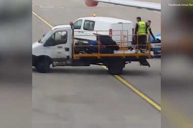 Nhân viên sân bay quăng quật, đá hành lý của du khách