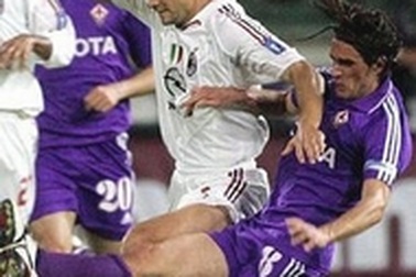 Milan giữ vững ngôi đầu