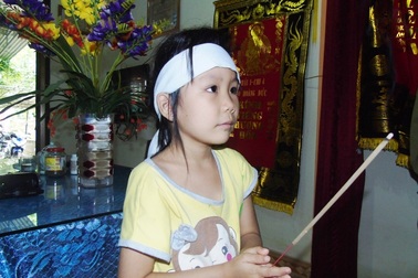 Xót xa số phận cô bé 6 tuổi không cha, mất mẹ trong lũ