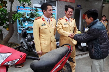 Anh bảo vệ nghèo vui mừng khôn xiết nhận lại chiếc xe bị mất cắp