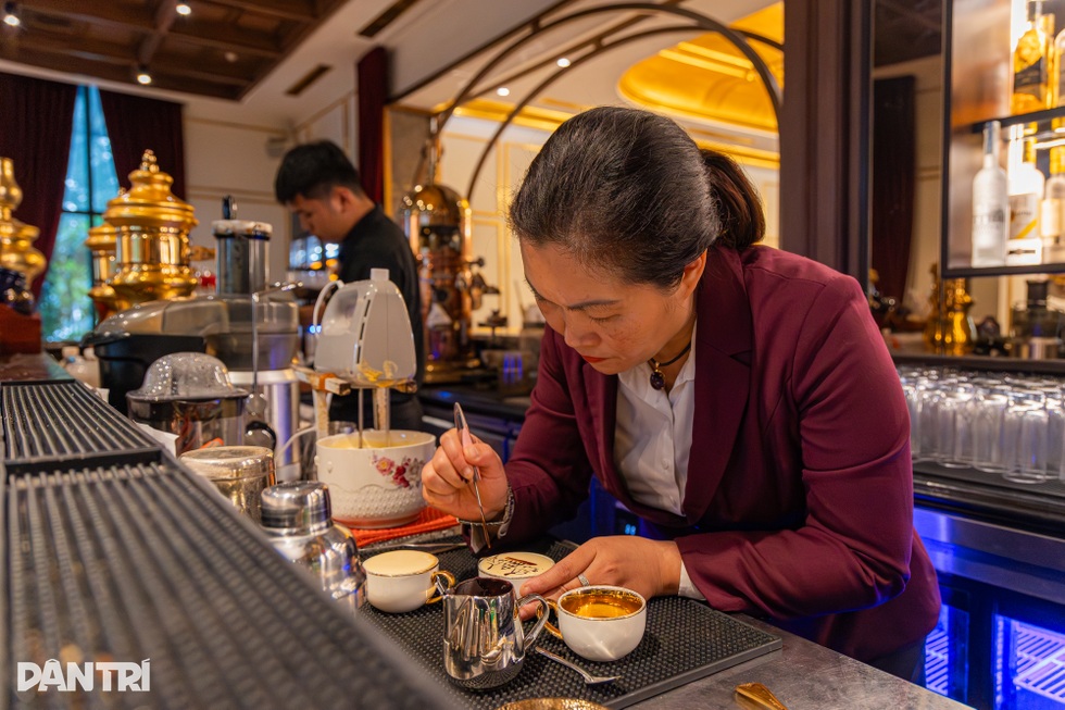 Hà Nội: Trải nghiệm cà phê trứng dát vàng 24K khiến khách Tây thích thú - 4