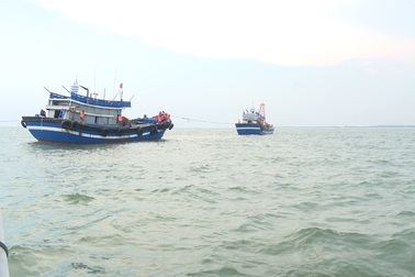 Bộ đội biên phòng nổ súng chỉ thiên bắt 2 tàu giã cào manh động