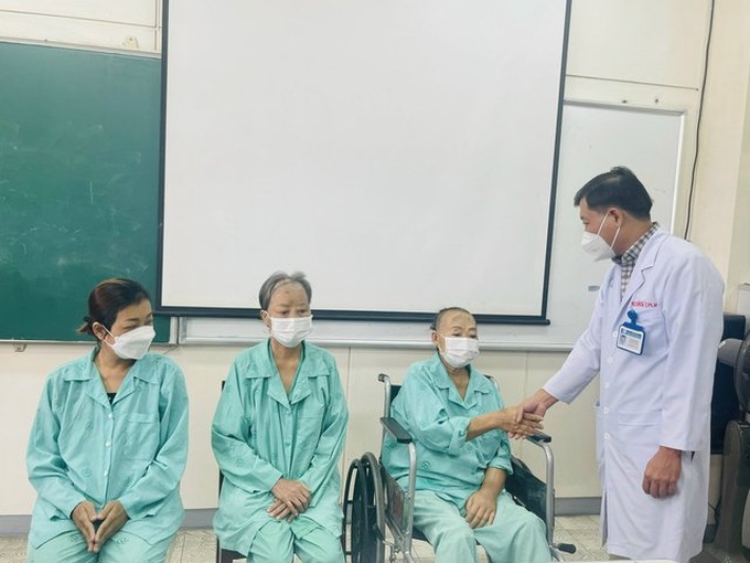 Bác sĩ thăm hỏi và chúc mừng 3 bệnh nhân hoại tử xương hàm mặt vượt cửa tử trở về.