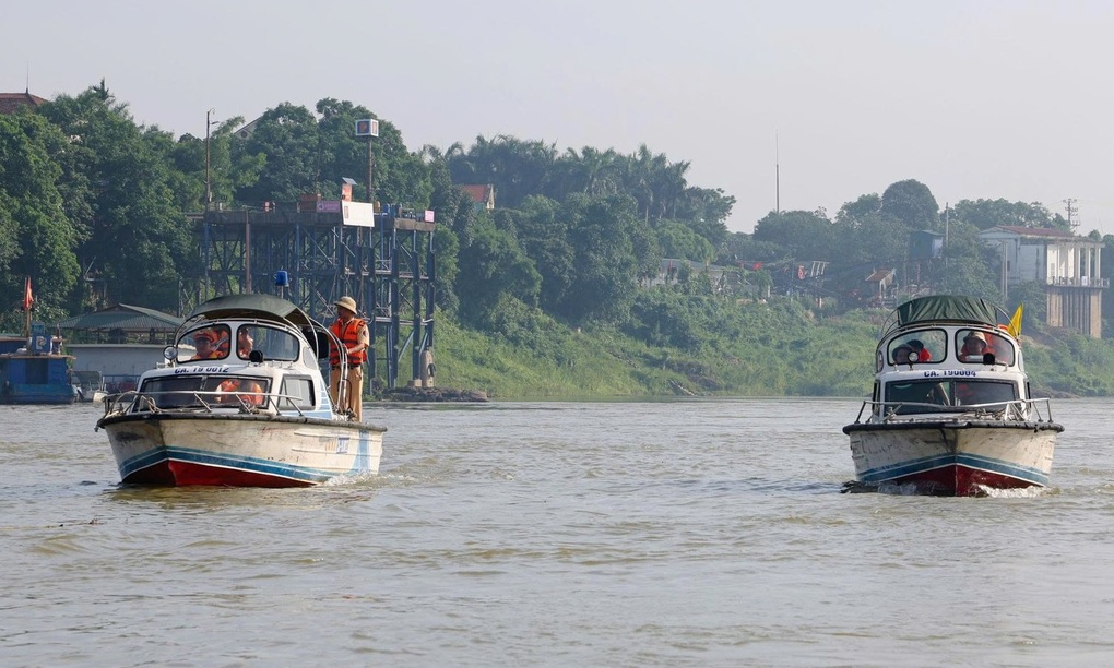 Công an tập trung xử lý tàu thuyền chở cát sỏi vi phạm trên 3 sông lớn - 1 Công an tập trung xử lý tàu thuyền chở cát sỏi vi phạm trên 3 sông lớn - 1