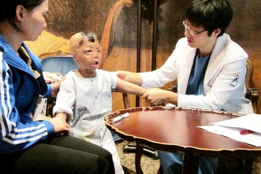 Cháu bé bị cha đốt được tái tạo da miễn phí