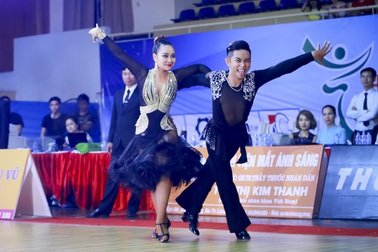 Bỏ mặc Khánh Thi, Phan Hiển “đá mắt đưa tình” với bạn nhảy mới