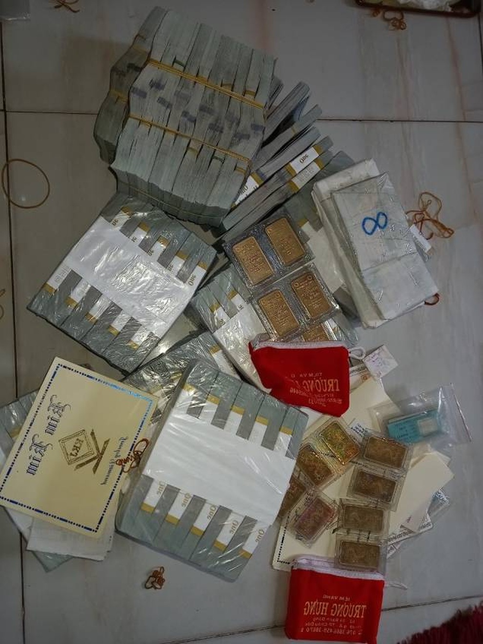 Khám nhà bà trùm Mười Tường, thu 36 kg vàng và hơn 1,2 triệu USD - 3 Khám nhà bà trùm Mười Tường, thu 36 kg vàng và hơn 1,2 triệu USD - 3