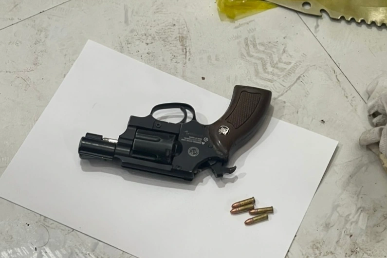 Police broke down the wall to rescue a trapped drug suspect - 2 Công an phá tường, giải cứu nghi phạm bán ma túy bị mắc kẹt - 2