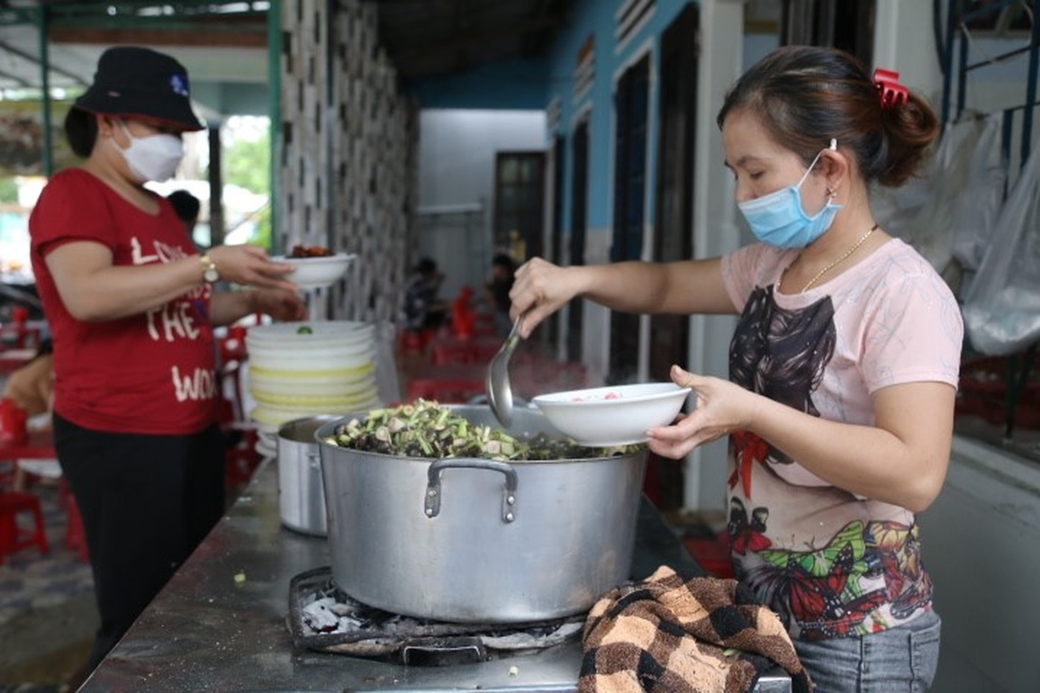 Quán ốc hút gần 3 thập kỷ ở Hội An, bà chủ ngày bán hơn nửa tấn - 3 Quán ốc hút gần 3 thập kỷ ở Hội An, bà chủ ngày bán hơn nửa tấn - 3