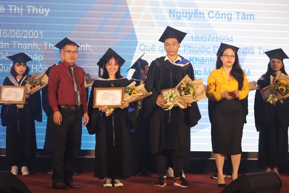 50 thủ khoa, á khoa đại học nhận học bổng vượt khó 2019 - 1