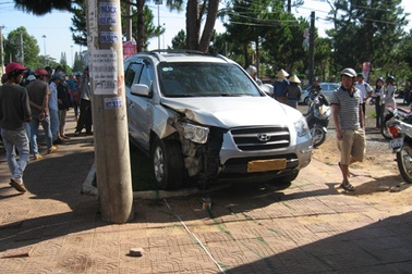 Xe “điên” gây tai nạn, “đại náo” đường phố Gia Lai