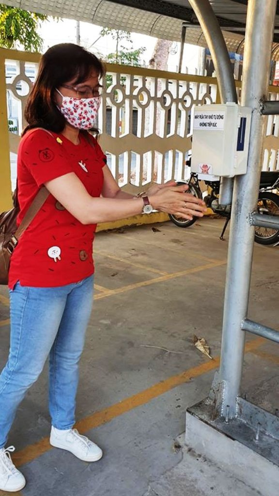 Độc đáo học sinh chế tạo thiết bị rửa tay khô tự động không tiếp xúc - 2 Độc đáo học sinh chế tạo thiết bị rửa tay khô tự động không tiếp xúc - 2