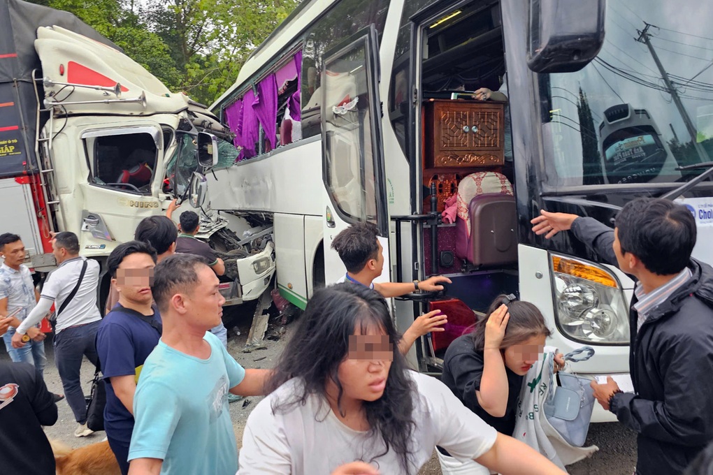 Xe tải tông xe khách trên đèo Khánh Lê, nhiều người hoảng loạn tháo chạy - 1 Xe tải tông xe khách trên đèo Khánh Lê, nhiều người hoảng loạn tháo chạy - 1