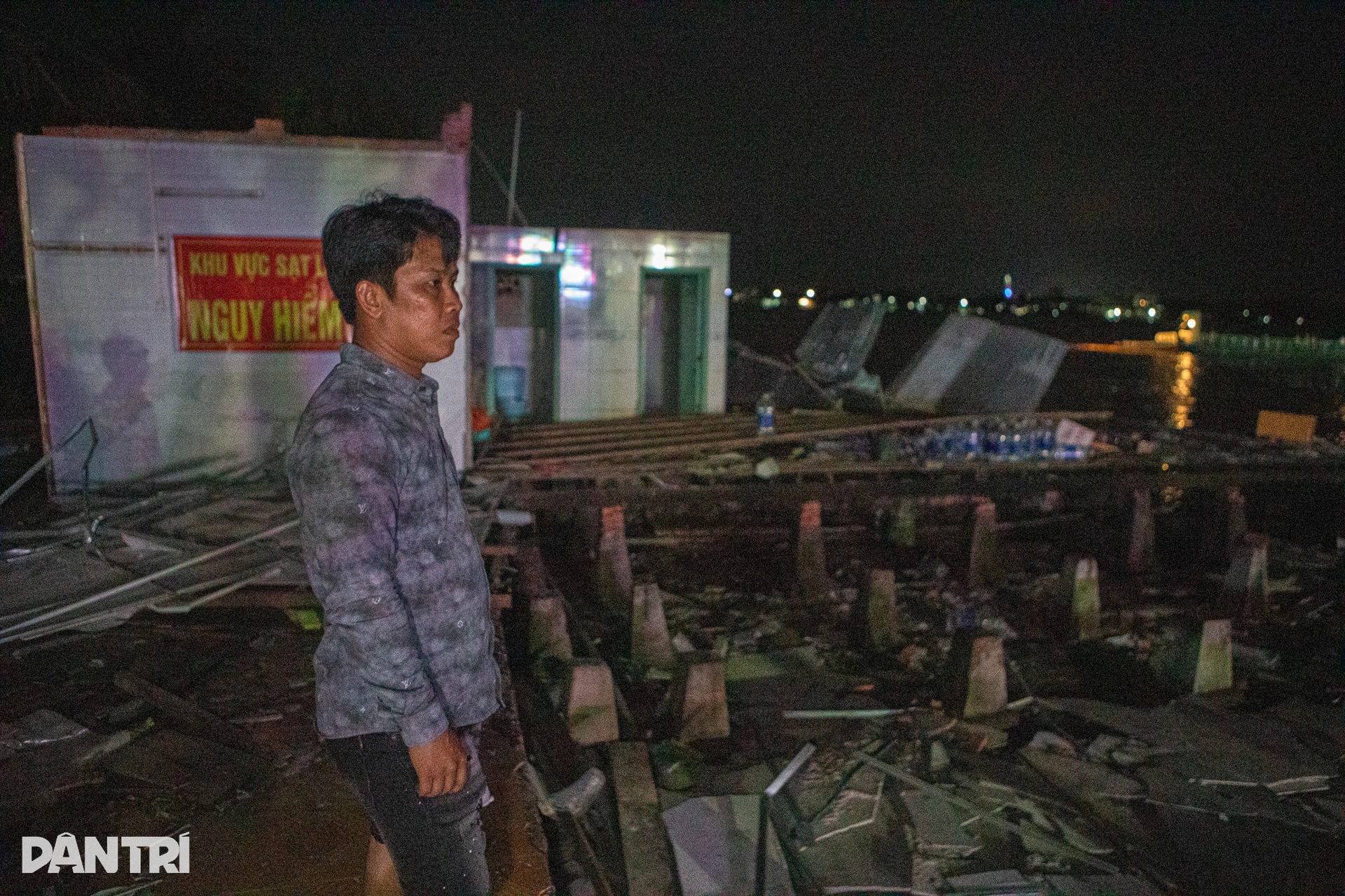 Nhiều nhà ven sông ở miền Tây bị nhấn chìm do sạt lở - 2 Nhiều nhà ven sông ở miền Tây bị nhấn chìm do sạt lở - 2