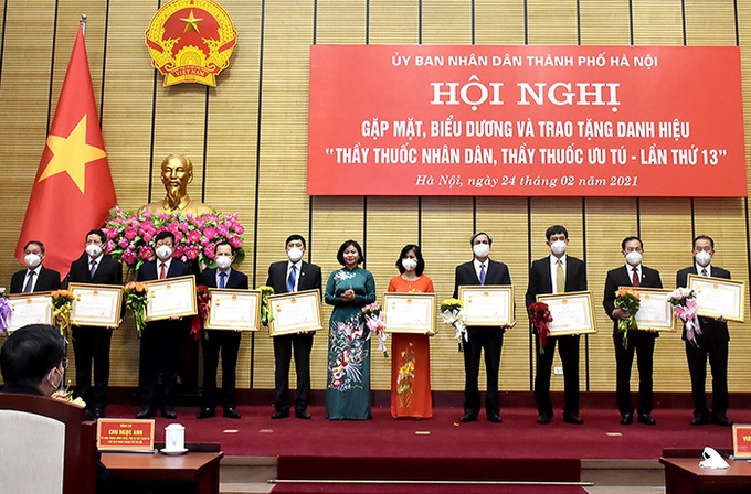 46 cá nhân ngành Y tế Thủ đô được trao tặng danh hiệu "Thầy thuốc Nhân dân" và "Thầy thuốc ưu tú" - Ảnh 2. 46 cá nhân ngành Y tế Thủ đô được trao tặng danh hiệu "Thầy thuốc Nhân dân" và "Thầy thuốc ưu tú" - Ảnh 2.