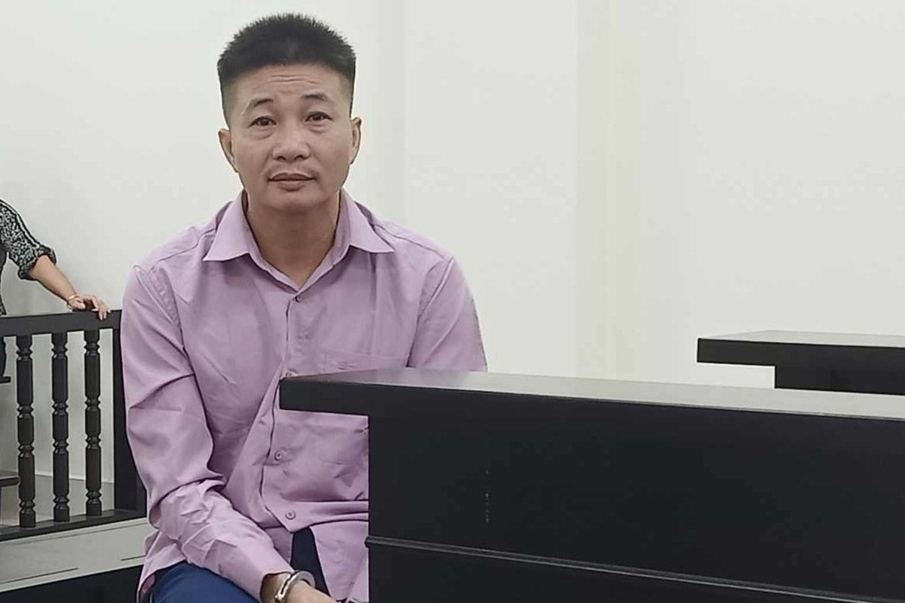Người đàn ông lái ô tô đâm chủ hàng quần áo để trả thù cho vợ - 1 Người đàn ông lái ô tô đâm chủ hàng quần áo để trả thù cho vợ - 1