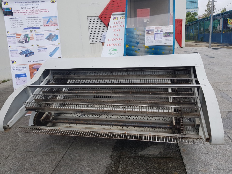 Nhóm sinh viên Đà Nẵng chế tạo máy dọn rác trên bãi biển - 2 Nhóm sinh viên Đà Nẵng chế tạo máy dọn rác trên bãi biển - 2