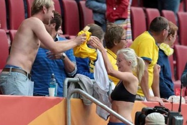 Nữ cầu thủ đổi áo với… CĐV nam