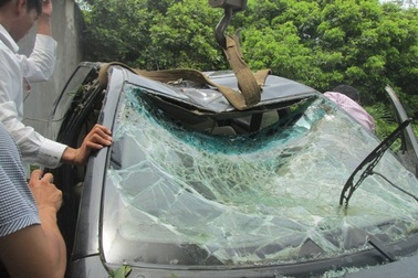 Cận cảnh trục vớt chiếc xe trong vụ tai nạn làm 4 người chết