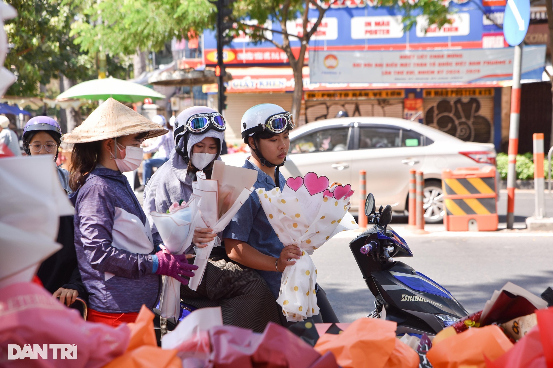 Tiểu thương khóc ròng vì hoa ế trong ngày lễ Tình nhân - 11