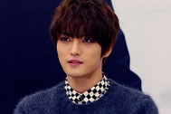 Mỹ nam xứ Hàn Kim Jae joong giấu son môi trong túi xách
