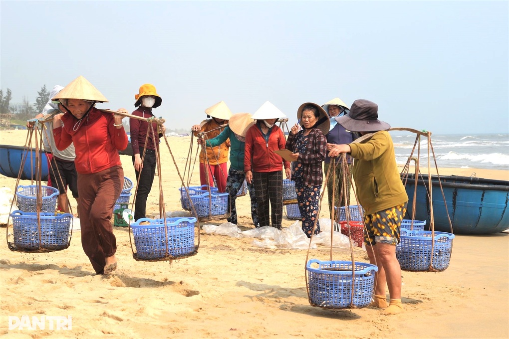 Những phu cá oằn lưng, mỏi gối gánh cá thuê dưới trời nắng gắt - 5 Những phu cá oằn lưng, mỏi gối gánh cá thuê dưới trời nắng gắt - 5