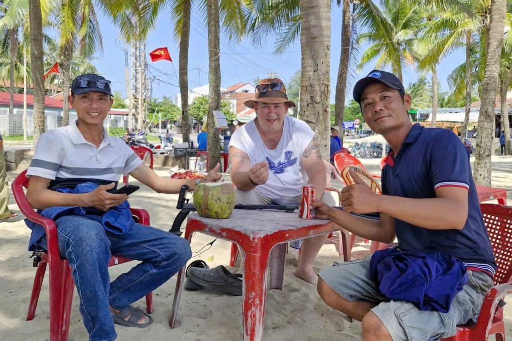 Tìm được nhẫn kim cương của du khách nước ngoài đánh rơi - 2 Tìm được nhẫn kim cương của du khách nước ngoài đánh rơi - 2