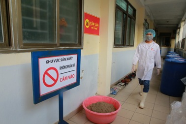 Sản xuất 500 lít nước rửa tay hỗ trợ người dân vùng tâm dịch Sơn Lôi