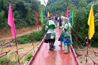 Dân bản Cò Pha vui mừng có cầu treo qua suối!