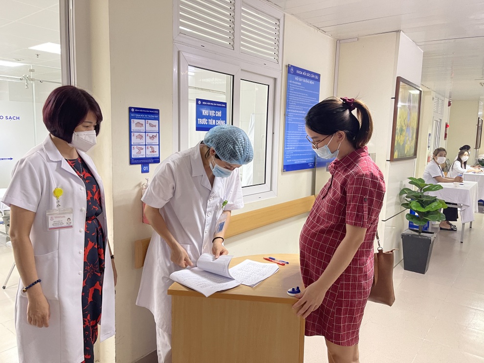 Rơi nước mắt vì hình ảnh sản phụ mắc Covid-19, bà bầu Hà Nội vội đi tiêm - 1 Rơi nước mắt vì hình ảnh sản phụ mắc Covid-19, bà bầu Hà Nội vội đi tiêm - 1