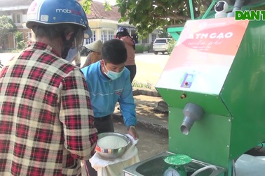 Phú Yên: Người nghèo xếp hàng ngay ngắn nhận gạo từ “ATM gạo di động”